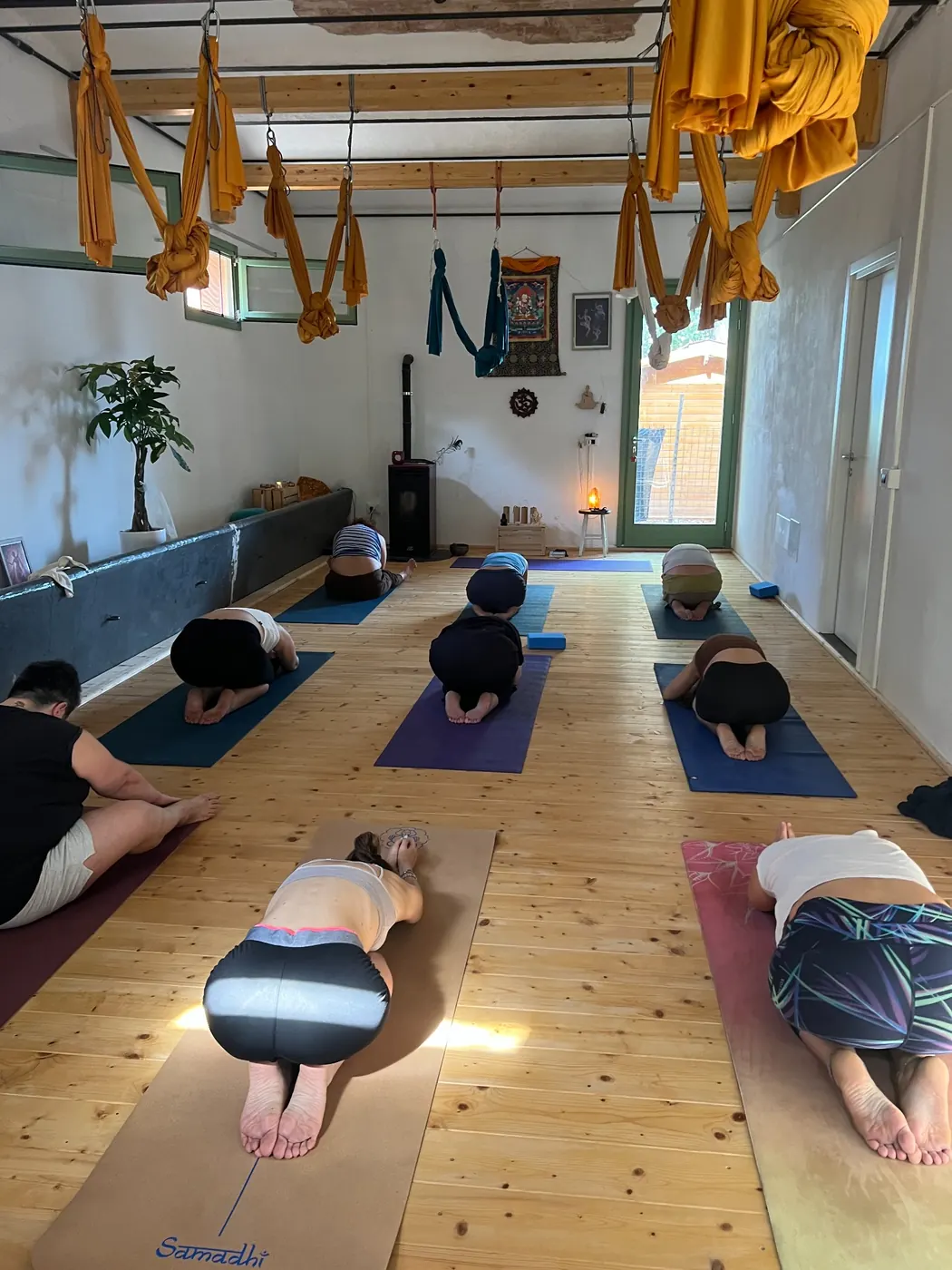 Lezione di Anukalana Yoga con Simila nella sala di Palaia