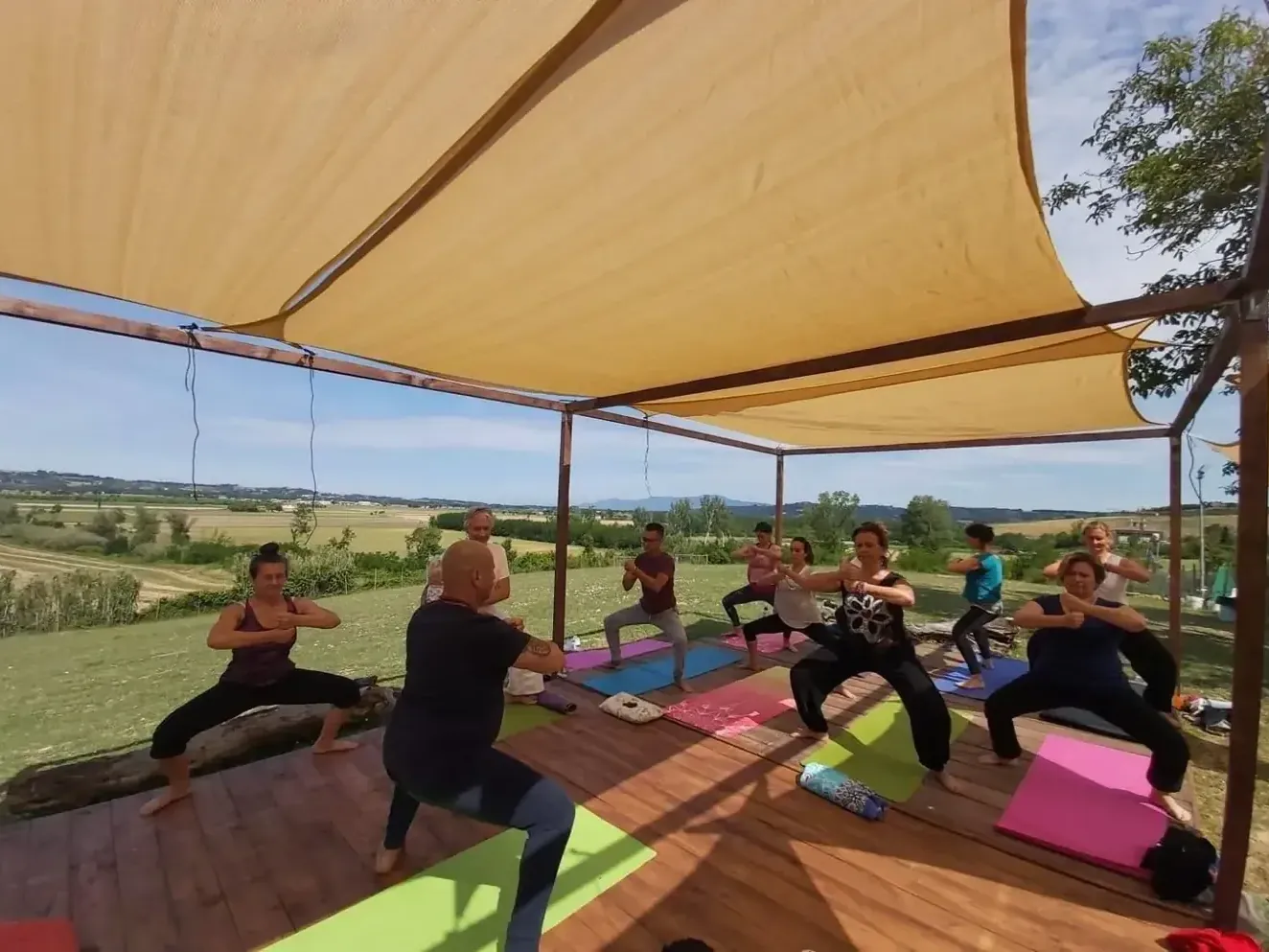 Pratica di Yoga Synergy in natura